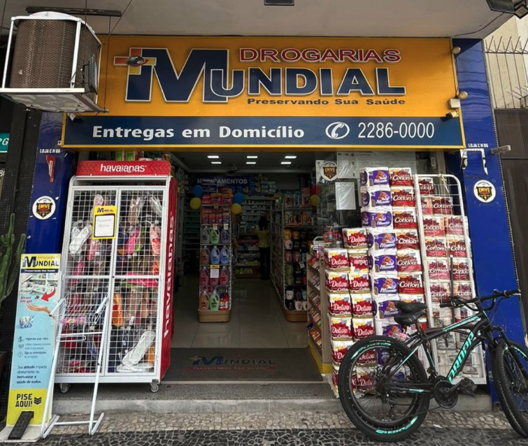 Corredor com ampla variedade de produtos de saúde e bem-estar