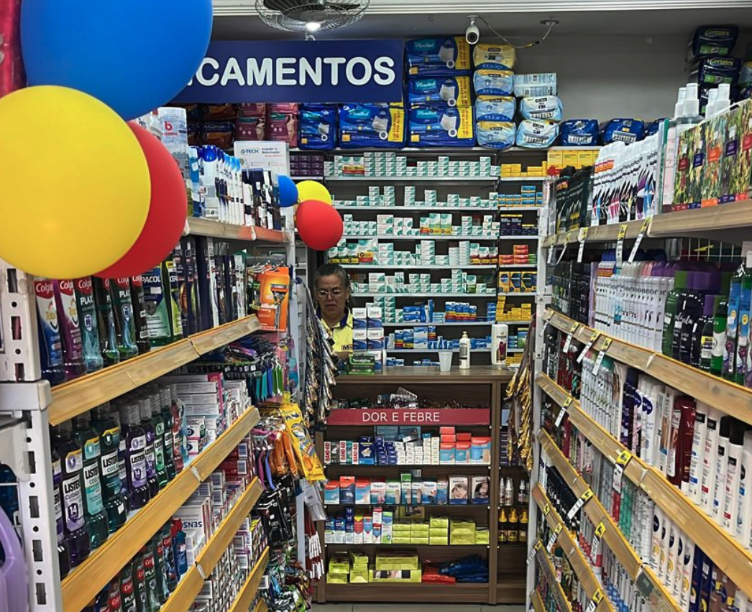 Interior espaçoso e organizado da Drogarias Mundial